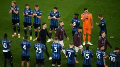 Pelatih Bayer Leverkusen, Xabi Alonso (tengah) bersama pemainnya mendapatkan tepuk tangan penghormatan dari pemain Atalanta setelah gagal menjuarai Liga Europa 2023/2024 pada laga final yang berlangsung di Dublin Arena, Irlandia, Kamis (23/05/2024) dini hari WIB. Xabi Alonso dan kolega kalah dengan skor 0-3. (AFP/Oli Scarff)