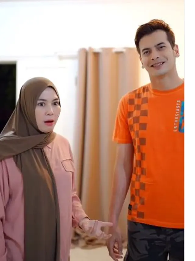 6 Potret Boy Hamzah dan Rina Amalia, Istri Ingin Lepas Hijab Usai Disebut Tua
