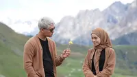 Tak hanya baju, Rizky Billar dan Lesti Kejora terlihat mengenakan jaket bomber yang senada. Penampilan mereka bak pasangan muda yang bisa menjadi inspirasi. (Liputan6.com/IG/lestykejora)