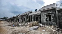 Pekerja menyelesaikan pembangunan rumah subsidi di Klapanunggal, Kabupaten Bogor, Rabu (16/6/2021). Bantuan terdiri dari Fasilitas Likuiditas Pembiayaan Perumahan, Bantuan Pembiayaan Perumahan Berbasis Tabungan, Subsidi Bantuan Uang Muka, dan Tabungan Perumahan Rakyat. (merdeka.com/Iqbal S. Nugroho)