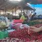 Warga memilih harga cabai merah keriting di pasar tradisional. (Liputan6.com/M Syukur)