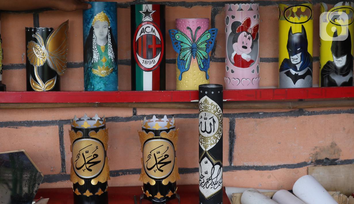 Deretan lampu hias berkarakter dari bahan pipa yang telah selesai dibuat di Tangerang, Selasa (5/1/2021). Lampu hias berkarater tersebut dijual dikasaran harga Rp 100 hingga Rp 150 ribu tergantung tingkat kesulitan. (Liputan6.com/Angga Yuniar)