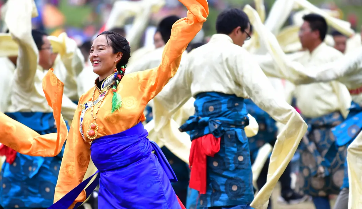 Para seniman menampilkan tarian dalam upacara pembukaan Festival Pariwisata Shambhala ke-20 di Prefektur Otonom Etnis Tibet Gannan, Provinsi Gansu, China, 31 Agustus 2020. Festival Pariwisata Shambhala ke-20 dimulai di Padang Rumput Dangzhou pada Senin (31/8). (Xinhua/Chen Bin)