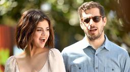Selena Gomez dan Andy Samberg berpose saat menghadiri pemotretan  film terbarunya "Hotel Transylvania 3: Summer Vacation" di Culver City, California (11/4). Aktris 25 tahun ini mengisi suara Mavis di film tersebut. (Matt Winkelmeyer/Getty Images/AFP)