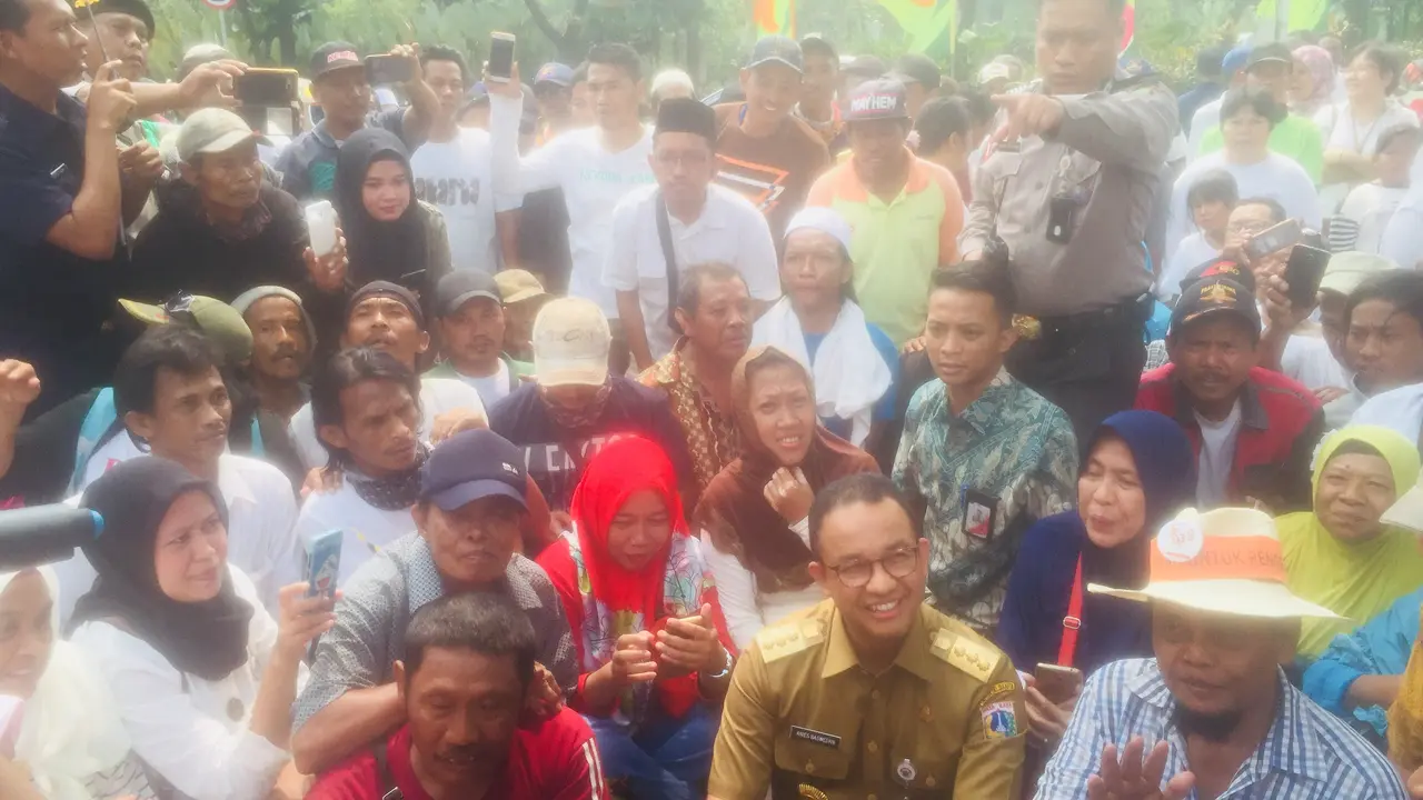 Gubernur DKI Jakarta Anies Baswedan bertemu dengan rombingan pendemo dari Jaringan Rakyat Miskin Kota (JRMK) dan Serikat Becak Jakarta (Sebaja) menggelar aksi di depan Balai Kota Jakarta, Senin (23/7/2018). (Liputan6.com/Delvira Chaerani Hutabarat)
