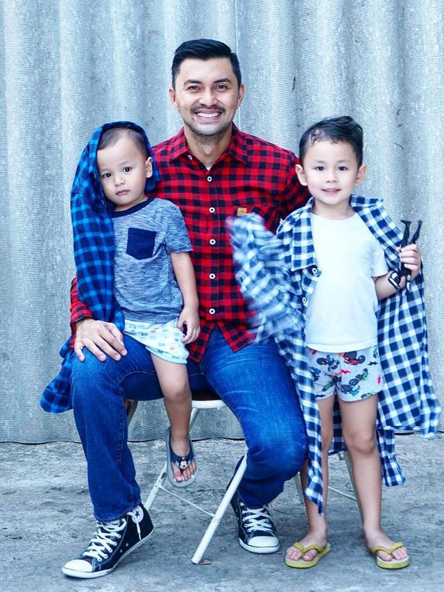 6 Potret Anjasmara Momong Kedua Cucunya, Kompak dan Harmonis