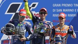 Valentino Rossi (tengah) berdiri di podium kemenangan bersama Jorge Lorenzo dan Dani Pedrosa (kanan) usai memenangi Grand Prix San Marino, Italia, (14/9/2014). (REUTERS/Max Rossi)