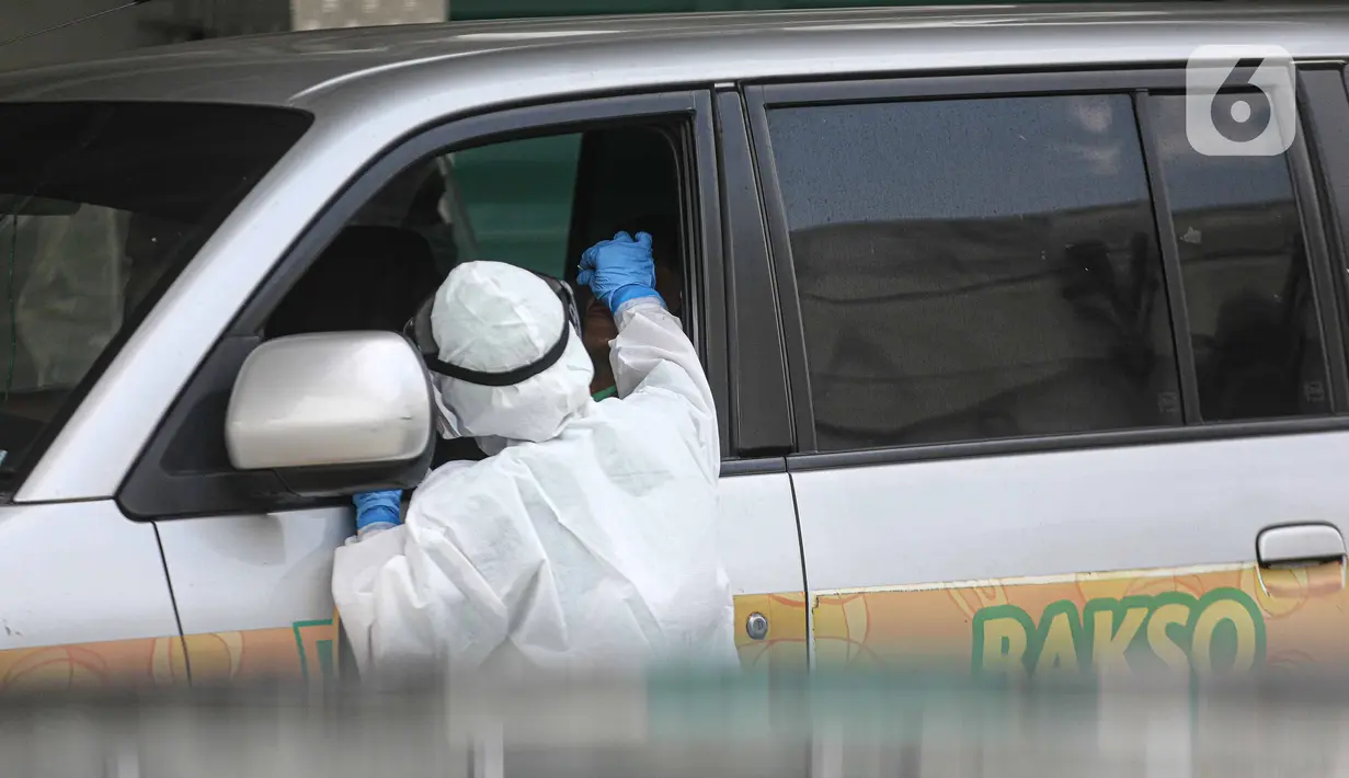 Warga menjalani tes usap (swab test) drive-thru di GSI Lab (Genomik Solidaritas Indonesia Laboratorium), Cilandak, Senin (19/10/2020). Dalam Raperda Penanggulangan Covid-19 akan mengatur sanksi Rp 5 juta bagi warga Jakarta yang menolak menjalani tes usap dan tes cepat. (Liputan6.com/Faizal Fanani)