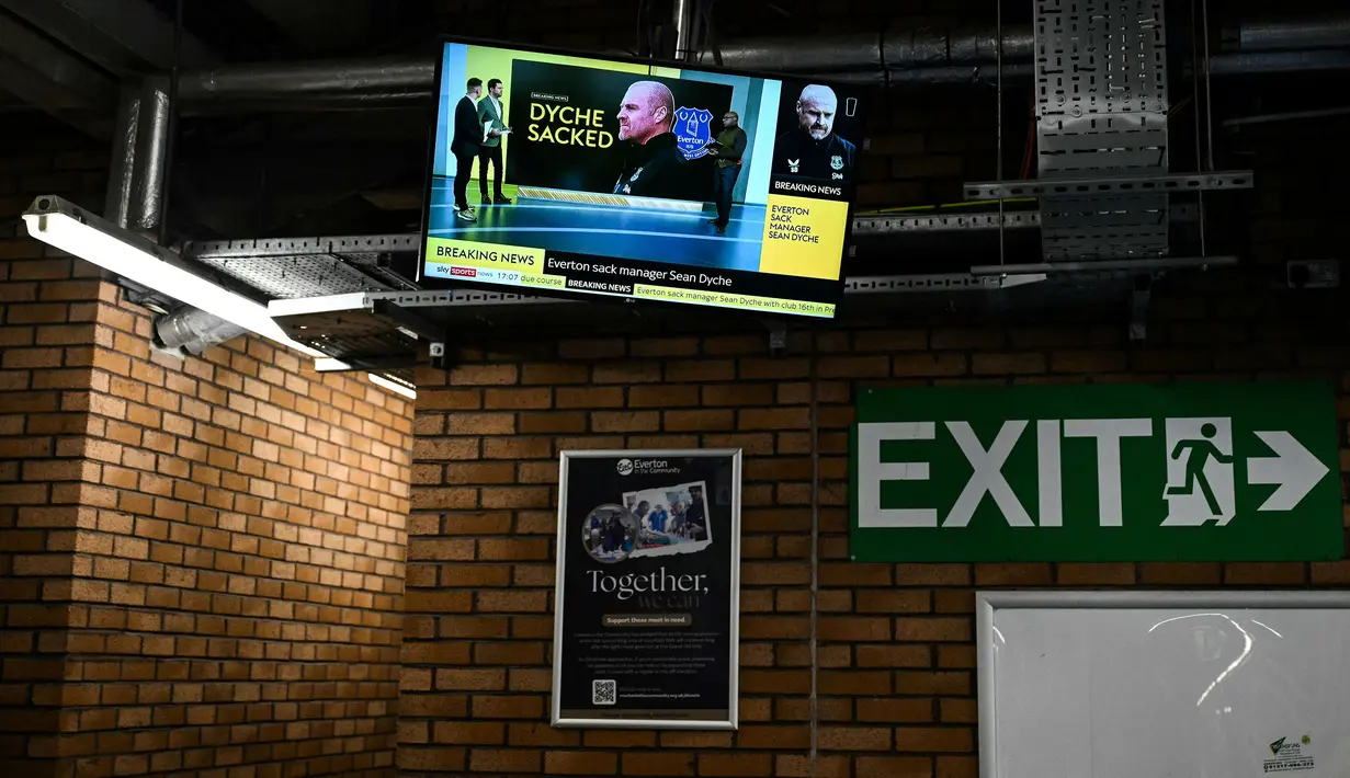 Tayangan televisi yang memberitakan tentang pemecatan pelatih Everton, Sean Dyche menjelang laga putaran ketiga Piala FA 2024/2025 antara Everton melawan Peterborough United di Goodison Park, Liverpool, Inggris, Jumat (10/01/2025) WIB. (AFP/Oli Scarff)