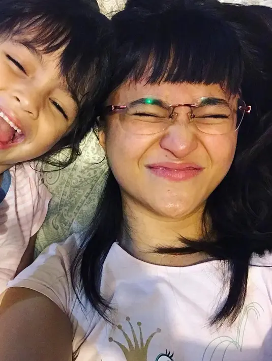 "Mungkin ngga serba wow dan serba glamour karena kita ngga membuat perayaan apa2 di ulang tahun Sienna kali ini. Yang Sienna dan aku inginkan hanya quality time bersama. Yang penuh cinta dan penuh arti, karena kesempatan untuk bersama." lanjutnya.