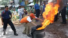 Petugas pemadam kebakaran mensosialisasikan cara pemadaman api kepada warga di kawasan Manggarai, Jakarta, Minggu (9/10). Sosialisasi yang disampaikan tentang cara penggunaan proteksi dan pecegahan pertama pada kebakaran. (Liputan6.com/Immanuel Antonius)