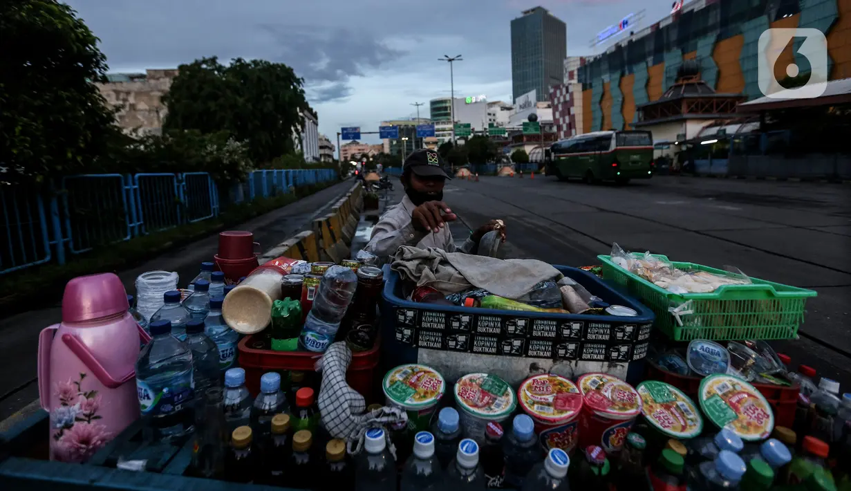 Pedagang minuman terlihat di area terminal Blok M, Jakarta, Senin (2/11/2020). Dahulu kawasan yang terbilang selalu ramai pengunjung ini, berbalik arah menjadi sepi sejak tujuh bulan lalu saat PSBB pertama kali diberlakukan. (Liputan6.com/Johan Tallo)