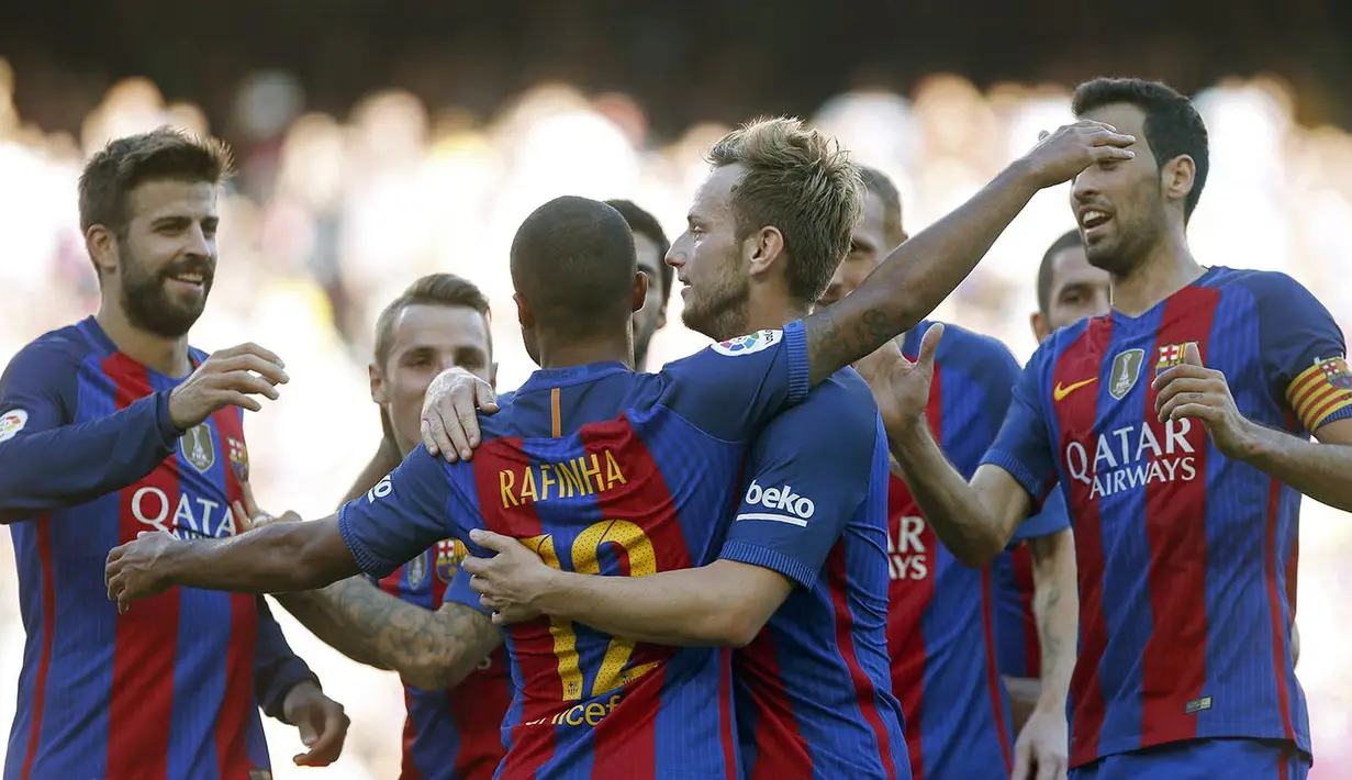 Para pemain Barcelona merayakan gol kedua yang dicetak Rafinha ke gawang Deportivo pada laga La Liga di Stadion Nou Camp, Barcelona, Sabtu (15/10/2016). Barcelona menang 4-0 atas Deportivo. (EPA/Andreu Dalmau)