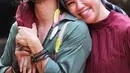 Sudah dua dekade menjalani biduk rumah tangga, keluarganya yang selalu tampil harmonis ini kerap menuai pujian. Tidak sedikit rumah tangga selebriti yang berumur jagung. Namun Ariyo Wahab dan istri membuktikan bahwa hingga kini keduanya tetap langgeng. (Liputan6.com/IG/@ariyowahab)