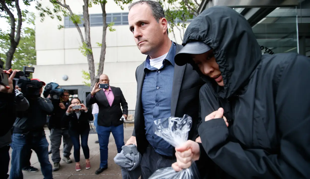 Tersangka pembunuhan suaminya, Tiffany Li mendapat pengawalan saat meninggalkan penjara San Mateo County, California, Kamis (6/4). Li dibebaskan dari penjara setelah membayar uang jaminan sebesar $35 juta atau sekitar Rp 466 miliar. (AP Photo/Tony Avelar)