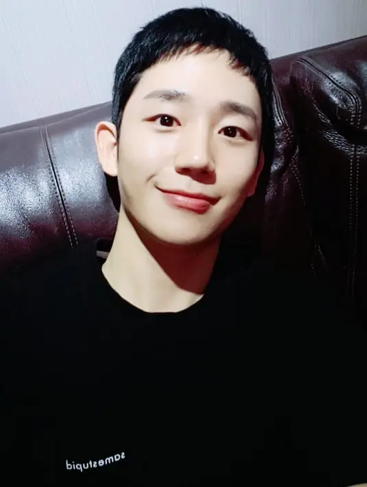 Dan kini nilai kontrak iklannya mencapai Rp 7,8 miliar per tahunnya. FNC Entertainment selaku agensi dari Jung Hae In membenarkan jika sang aktor kini kebanjiran tawaran iklan. (Foto: instagram.com/holyhaein)