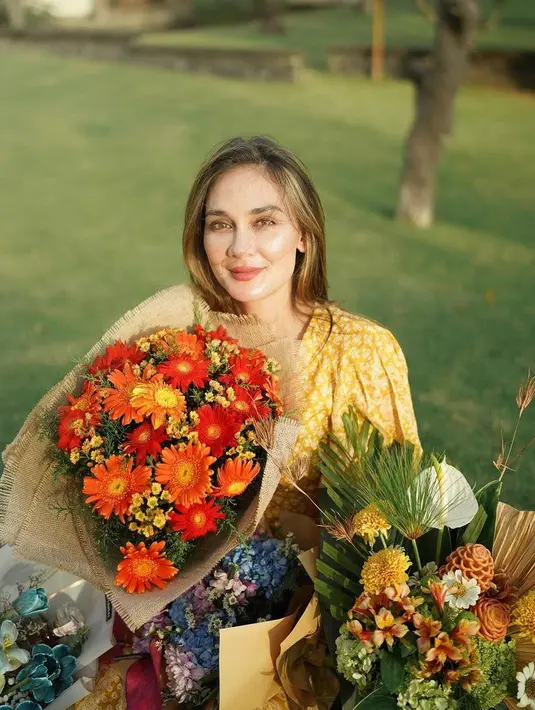 Diketahui, dress tersebut merupakan keluaran Zimmerman. Dress bernama Jude paisley-print maxi dress tersebut ditaksir sekitar $908 atau Rp13,4 juga dikutip dari situ farfetch (Instagram/lunamaya).