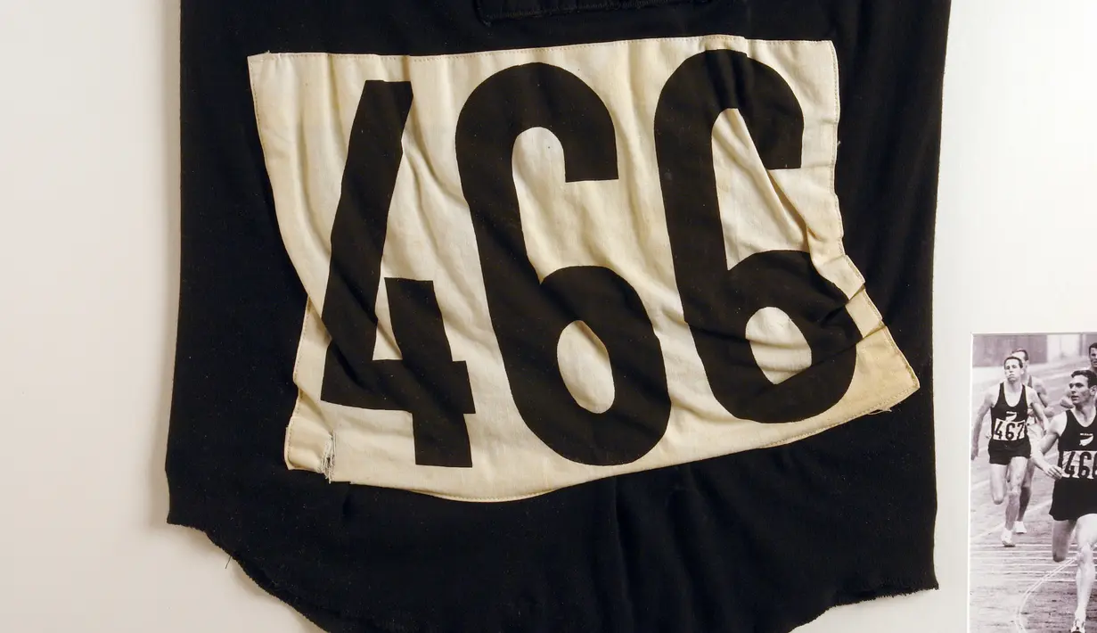 Nomor dada dari Legenda Atletik dari Selandia Baru, Peter Snell saat menjuarai lomba lari 1500m di Olimpiade Tokyo tahun 1964. Singlet yang dikenakan Peter ini terjual saat lelang dengan harga 100 Ribu Dolar Amerika. (AFP Photo)