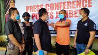Kapolres Jember AKBP Hery Purnomo (Tengah) sedang mengintrograsi ARH tersangka pembunuhan mahasiswi UNEJ yang buron selama 9 tahun. (istimewa)