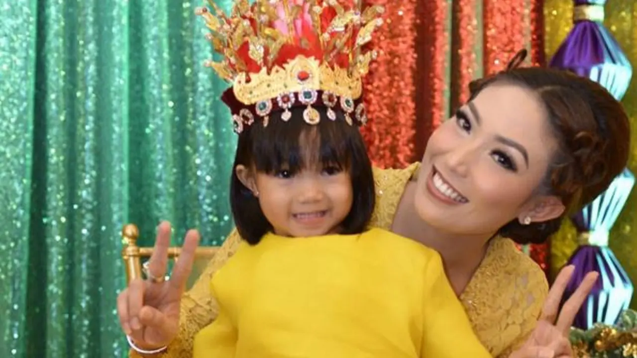 Ayu Dewi dan Aqilah