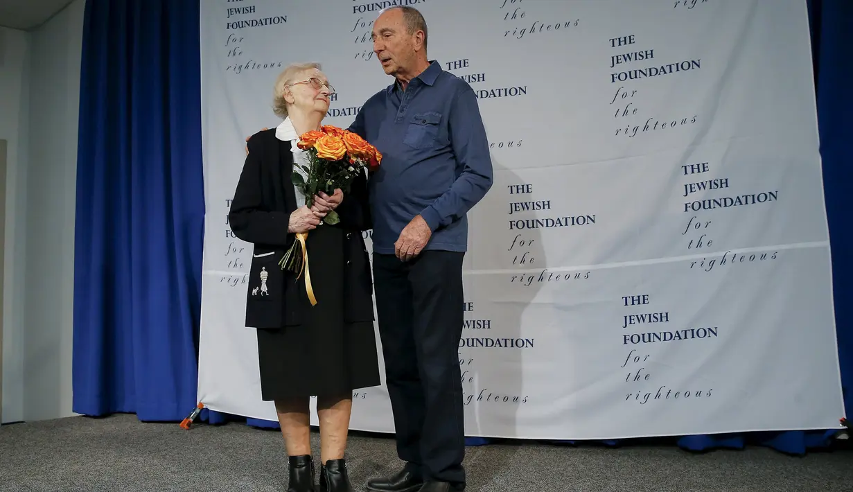 Krystyna Jakubowska dan Michael Hochberg berbincang di bandara John F. Kennedy, New York, Rabu (2/12). Keluarga Krystyna Jakubowska menyelamatkan Hochberg yang waktu itu sedang menyelamatkan diri dari pasukan Nazi. (REUTERS/Mike Segar)