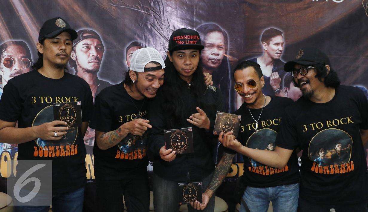 Boomerang, Grassrock dan D'bandhits berpose bareng seusai peluncuran album di Kawasan Kemang, Jakarta, Jumat (29/04/2016). Boomerang, Grassrock dan D'bandhits launching album kompilasi mereka yang diberi nama 3 ROCK. (Liputan6.com/Herman Zakharia)