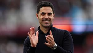 Manajer Arsenal asal Spanyol, Mikel Arteta, memberikan tepuk tangan kepada para penggemar setelah pertandingan Liga Inggris antara West Ham United dan Arsenal di Stadion London, London timur pada 10 Mei 2026. (Adrian Dennis/AFP)