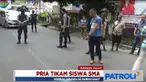 Menurut saksi, pelaku yang pergi menggunakan motor selepas bertangkar dengan kekasihnya, hampir menabrak korban saat melintas.