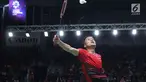 Tunggal putra Indonesia, Anthony Sinisuka Ginting mengembalikan kok ke arah pemain India, Srikanth Nammaiwar Kidambi pada perempat final Bulutangkis Beregu Putra Asian Games 2018 di Jakarta, Senin (20/8). (Liputan6.com/Helmi Fithriansyah)