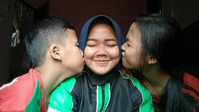 Menjadi mitra ojek online berarti harus menghabiskan banyak waktu di jalanan, sehingga banyak di antaranya yang harus rela meninggalkan keluarga di rumah.