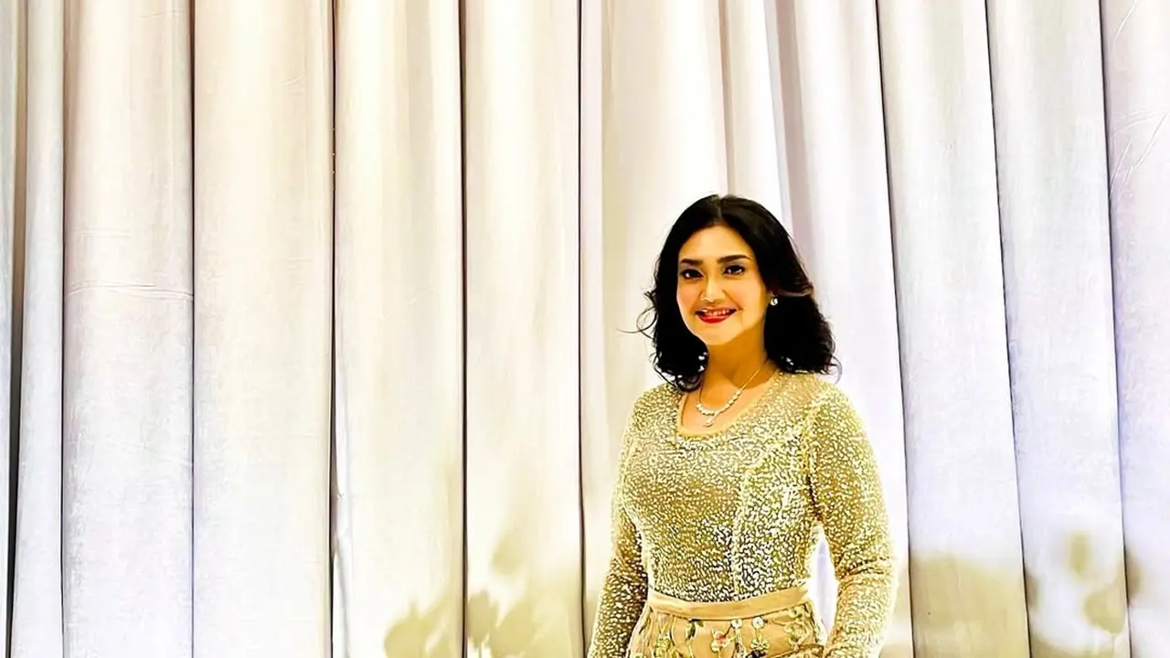 6 Outfit Ibu Pejabat Ala Bella Saphira, Inspirasi Tampil Elegan untuk Usia 50-an