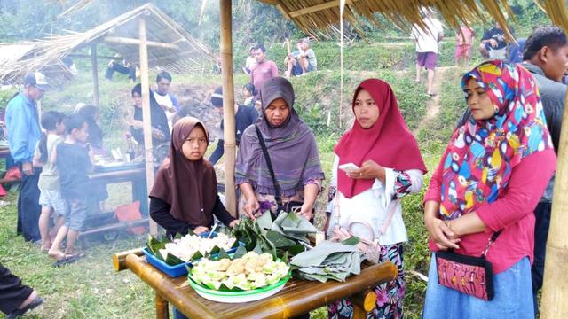 Pasar Kuliner di Taman Angkruk Logawa, Sunyalangu, Karanglewas, Banyumas. (Foto: Liputan6.com/Adib untuk Muhamad Ridlo)
