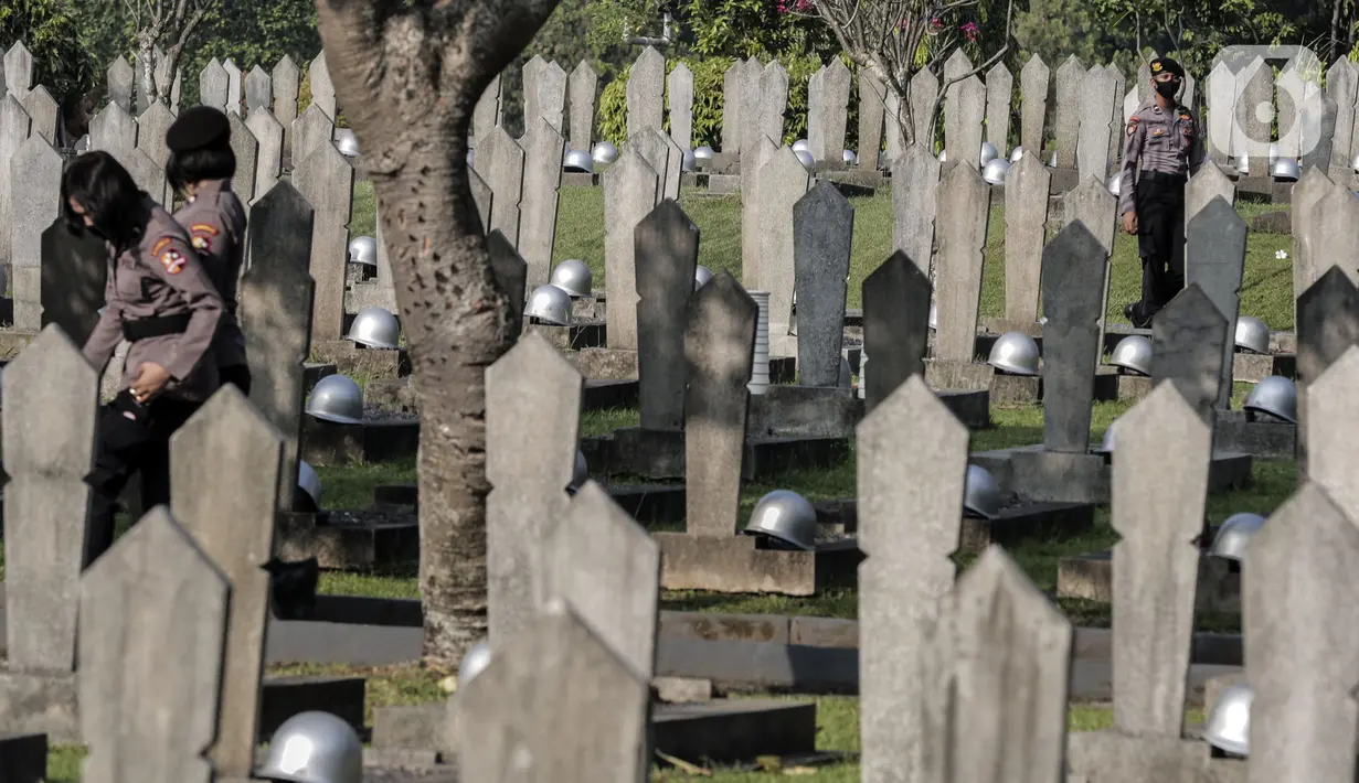 Sejumlah anggota Polri saat ziarah ke Taman Makam Pahlawan Nasional Utama (TMPNU) Kalibata, Jakarta, Senin (29/6/2020). Kegiatan tersebut dilakukan dalam rangka rangkaian peringatan HUT ke-74 Bhayangkara yang jatuh pada 1 Juli 2020. (Liputan6.com/Johan Tallo)