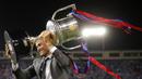 Pelatih Barcelona, Luis Enrique, mengangkat trofi Copa Del Rey usai mengalahkan Alaves pada laga final di Stadion Vicente Calderon, Madrid, Sabtu (27/5/2017). Barcelona menang 3-1 atas Alaves. (AP/Daniel Ochoa)
