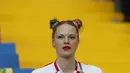 Seorang suporter cantik asal Swis menanti laga Brasil melawan Schweizer Nati pada grup E Piala Dunia 2018 di Rostov Arena, Rostov-on-Don, Rusia, (17/6/2018). Brasil dan Swis bermain imbang 1-1. (AP/Darko Vojinovic)