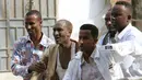 Petugas membawa korban dari serangan bom mobil di Mogadishu, Somalia, Rabu (25/1). Kelompok Alshabaab mengklaim berada di balik serangan tersebut. (AP Photo)