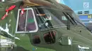 Penyidik KPK melakukan pemeriksaan di dalam Helikopter Agusta Westland 101 (AW-101) di Pangkalan Udara Halim Perdanakusuma, Jakarta (24/8). Mulai dari atas, samping, bawah, hingga dalam heli dicek dan difoto oleh penyidik. (Liputan6.com/Helmi Afandi)