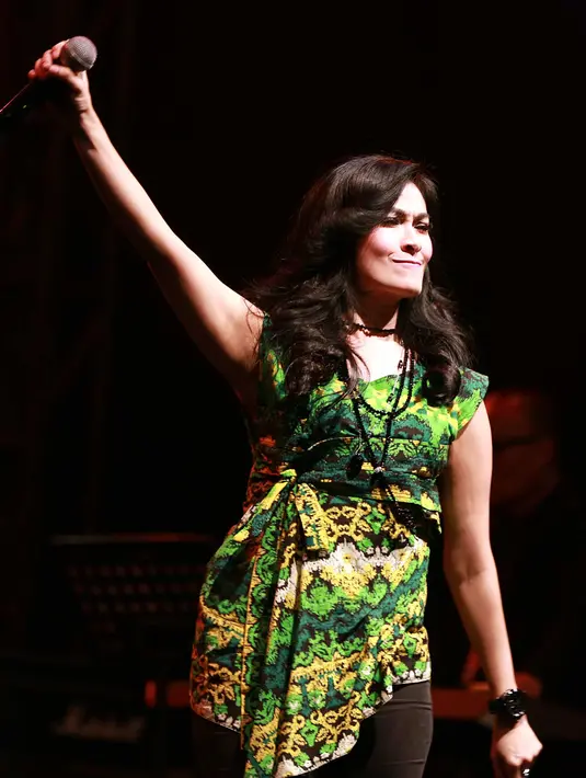 Iis Dahlia bersama seratus seniman lain yang berpartisipasi di Kampung GaSS 2 tampil secara sukarela tanpa dibayar. (Deki Prayoga/Bintang.com)