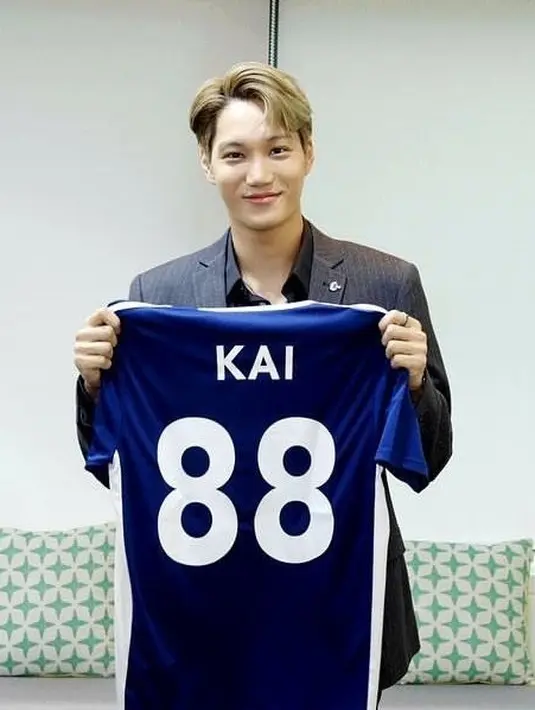 Kai EXO memamerkan jersey Chelsea. (Twitter @exoscharts)
