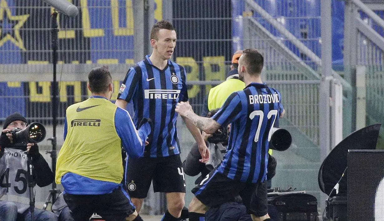 Pemain Inter Milan, Ivan Perisic (tengah merayakan gol saat timnya bermain imbang 1-1 pada lanjutan Serie A, di Stadion Olimpico, Sabtu atau Minggu (20/3/2016) dini hari WIB. (REUTERS/Max Rossi)