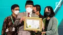 Ketua Badan Amil Zakat Nasional (BAZNAS) RI Noor Achmad memberikan penghargaan Baznas Award 2022 kepada pemimpin Redaksi Liputan6.com, Irna Gustiawati sebagai media pendukung gerakan zakat Indonesia di The Sultan Hotel, Jakarta, Senin (17/1/2022). (Liputan6.com/Johan Tallo)