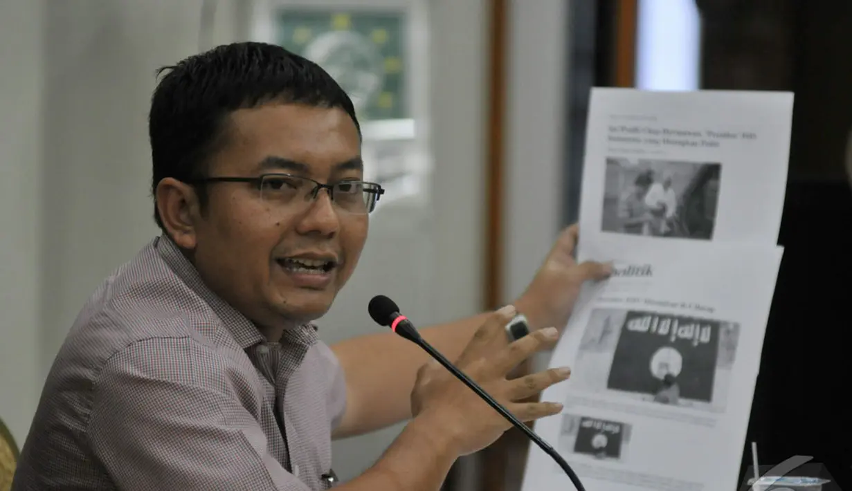 Jemaat HKBP Filadelfia Monang Manurung menunjukkan bukti saat melakukan pertemuan di Gedung DPP PKB, Jakarta, Kamis (28/8/2014) (Liputan6.com/Johan Tallo)