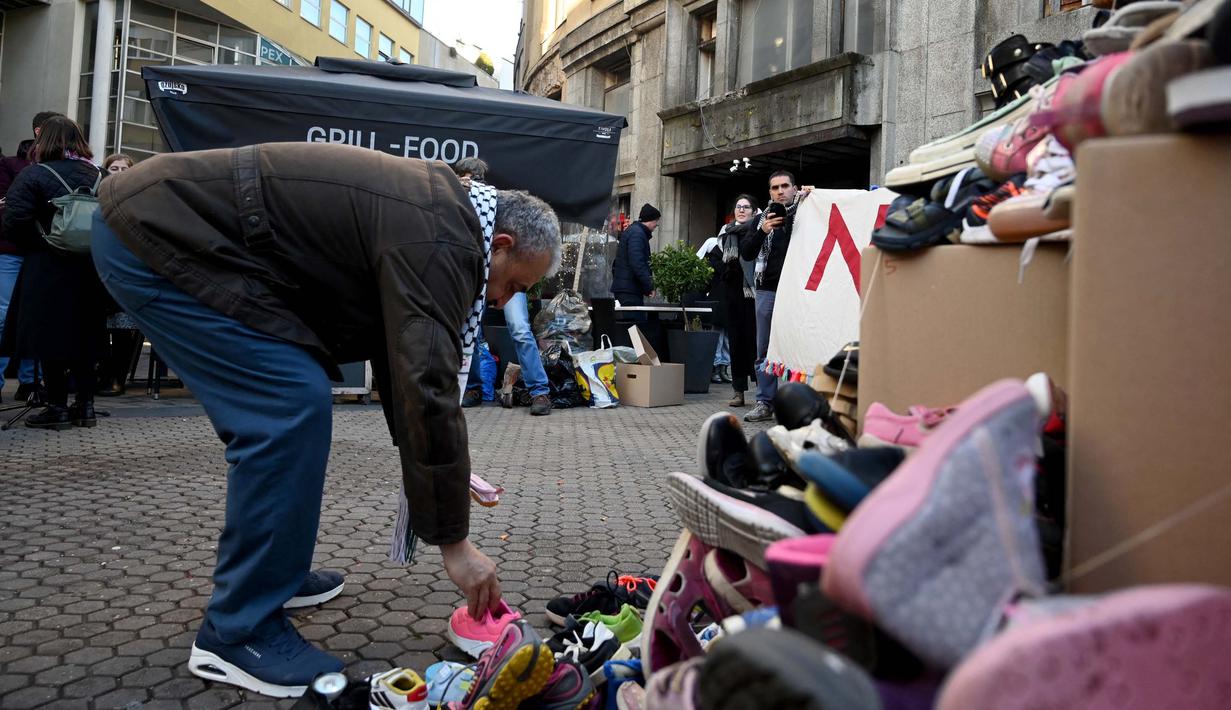 Sepatu anak-anak dipajang di Zagreb, pada 15 Desember 2023, dalam sebuah demonstrasi oleh para aktivis perdamaian yang ingin mengecam perang di Jalur Gaza yang mengakibatkan penderitaan pada anak-anak. (DENIS LOVROVIC/AFP)