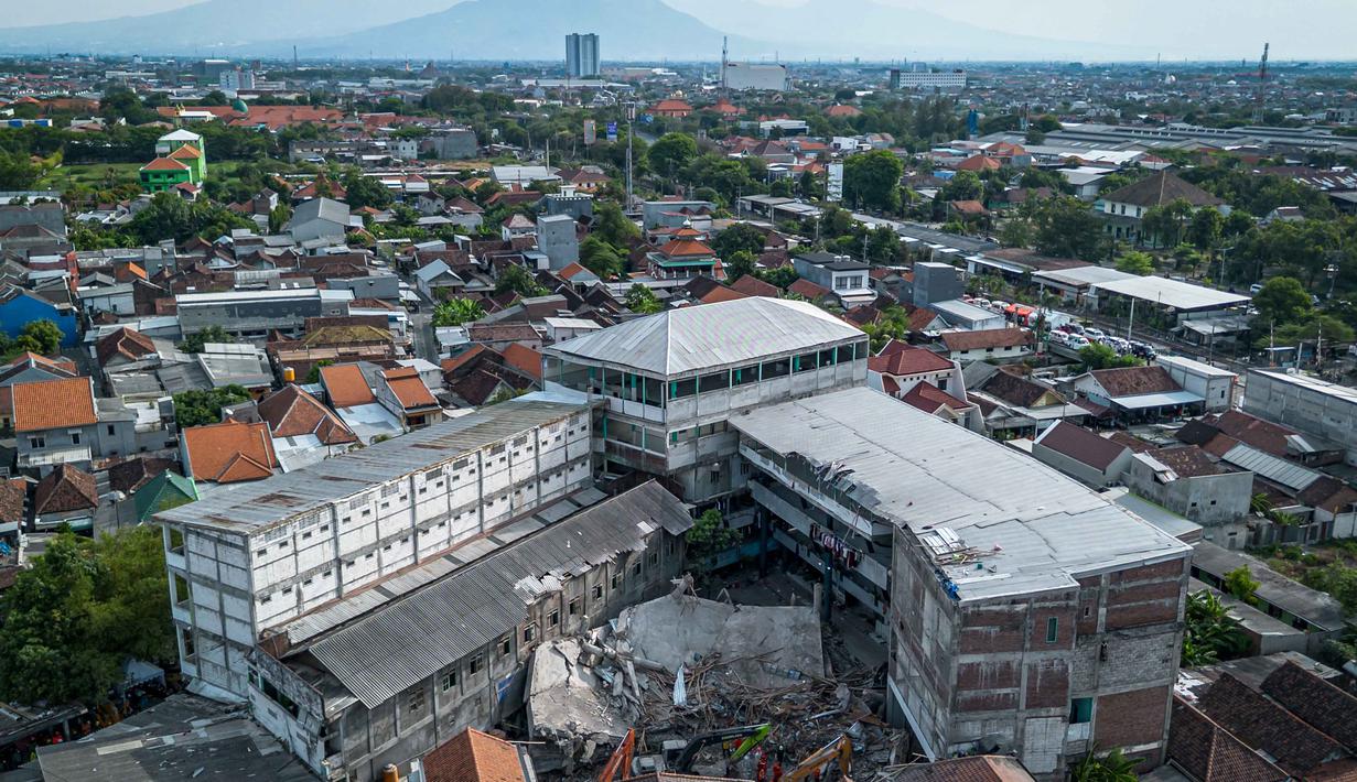 Badan Nasional Penanggulangan Bencana (BNPB) menyampaikan bahwa pembersihan puing bangunan musala yang ambruk di pondok pesantren Al Khoziny Sidoarjo, Jawa Timur, telah mencapai 80 persen. (Dicky Bisinglasi/AFP)