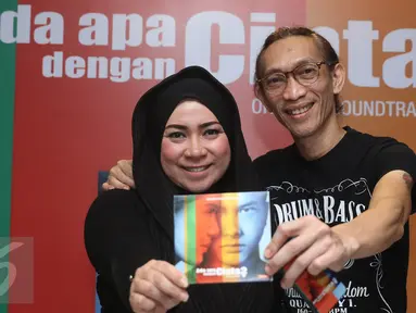 Pasangan musisi Melly Goeslaw dan Anto Hoed berpose bersama album baru 'soundtrack' film "Ada Apa Dengan Cinta 2" pada peluncuran album tersebut di Jakarta, Rabu (20/4). Album tersebut berisi delapan lagu. (Liputan6.com/Herman Zakharia)