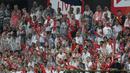 Walau hujan mengguyur sejak awal pertandingan, suporter Indonesia terus mendukung Indonesia U-23 melawan Singapura U-23. (Bola.com/Arief Bagus)