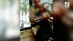 Seorang anak laki-laki menangis dipelukan polisi karena takut dan tidak mau ditilang.