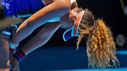 Naomi Osaka tertunduk setelah mendapat satu poin melawan Anastasia Pavlyuchenkova dari Rusia pada hari ke enam turnamen tenis Hopman Cup di Perth (4/1). Naomi tumbang 6-3 6-3 atas Anastasia Pavlyuchenkova. (AFP Photo/Tony Ashby)