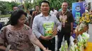 Ketua HKTI yang juga mantan Panglima TNI Moeldoko bersama istri menunjukkan beras organik di Festival Panen Raya Nusantara (Parara) yang diikuti 85 komunitas lokal di Taman Menteng, Jakarta, Minggu (15/10) (Liputan6.com/Ari)