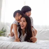 ilustrasi perempuan dan anak-anak/comzeal images/Shutterstock